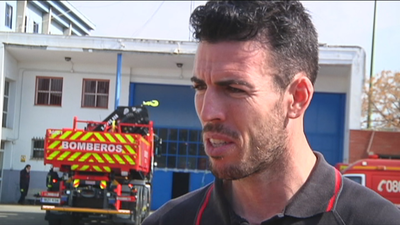 Un bombero sevillano se enfrenta a 20 años de cárcel por salvar vidas en el Mediterráneo