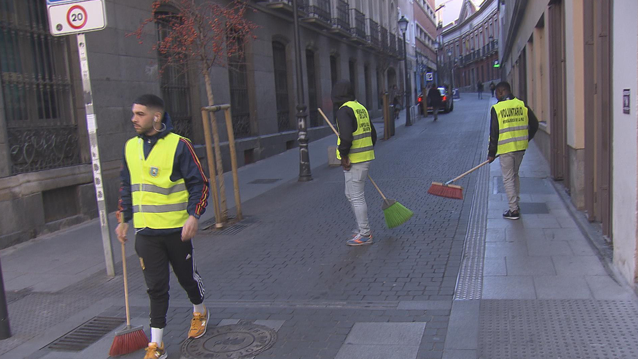 Así actúa la patrulla de limpieza de la calle Hortaleza