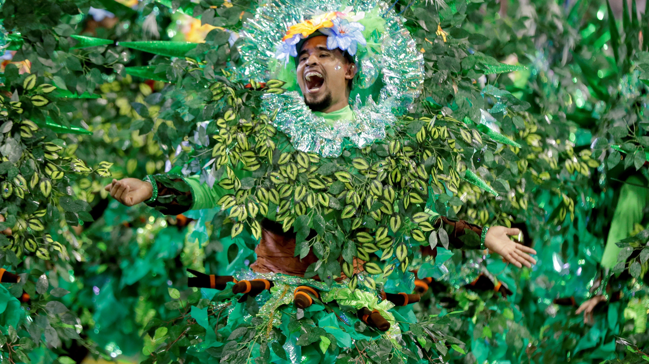 Un desfile pidiendo más justicia en Brasil sacude el Carnaval de Río de Janeiro