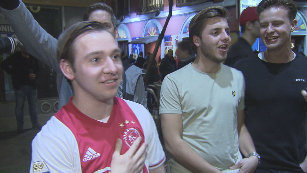 Aficionados del Ajax 'invaden' las calles de Madrid