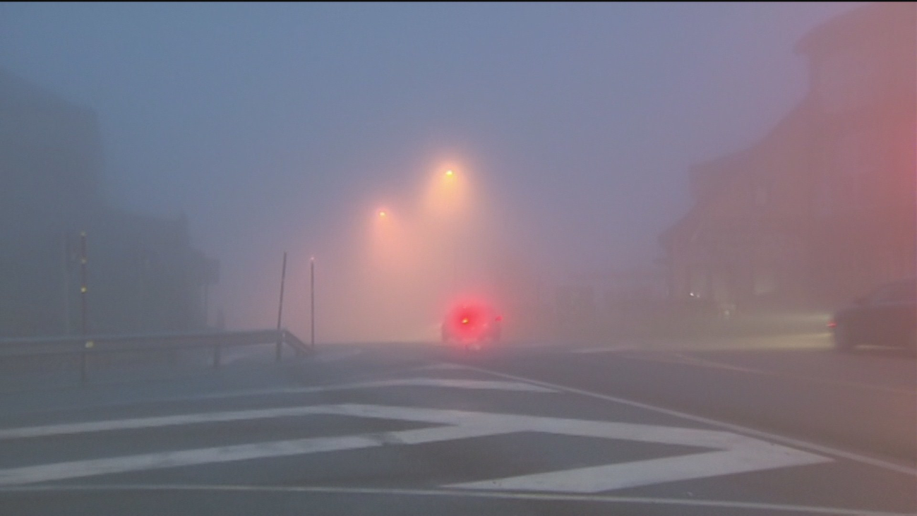 Fuerte viento y densa niebla en la sierra madrileña