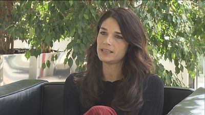 Las candidatas y hermanas Clara e Isabel Serra escenifican la ruptura interna de Podemos