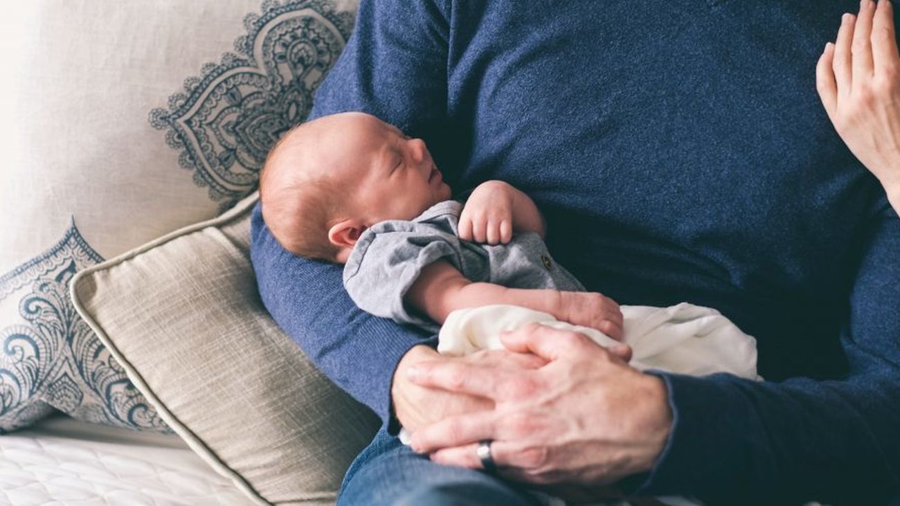 Decenas de entidades piden introducir mejoras en los permisos de paternidad igualitarios