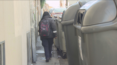 Cuando no se puede pasear en Madrid por culpa de una acera estrecha