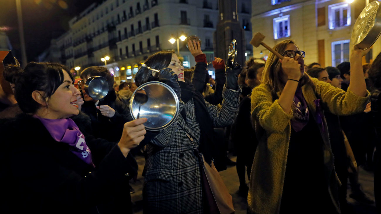 Cacerolada celebrada esta noche en la Puerta del Sol, en Madrid,