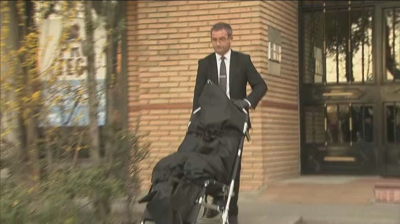 Momento en el que trasladan el cadáver de una mujer asesinada en San Blas - Canillejas