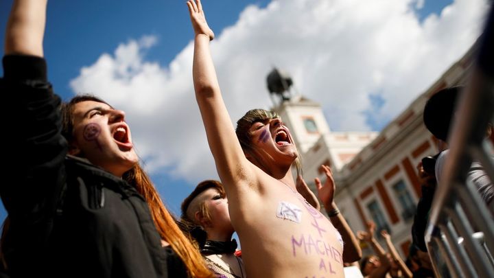 Una de las manifestantes, con pintadas en el cuerpo / EFE