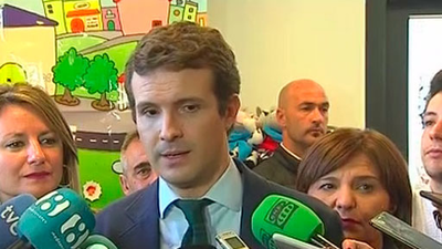 Casado defiende la igualdad real y Rivera pide evitar que "una causa justa se convierta en una guerra de sexos"