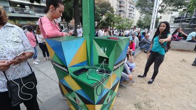 El Gobierno venezolano acusa del apagón a un "ataque" orquestado por Guaidó y EEUU