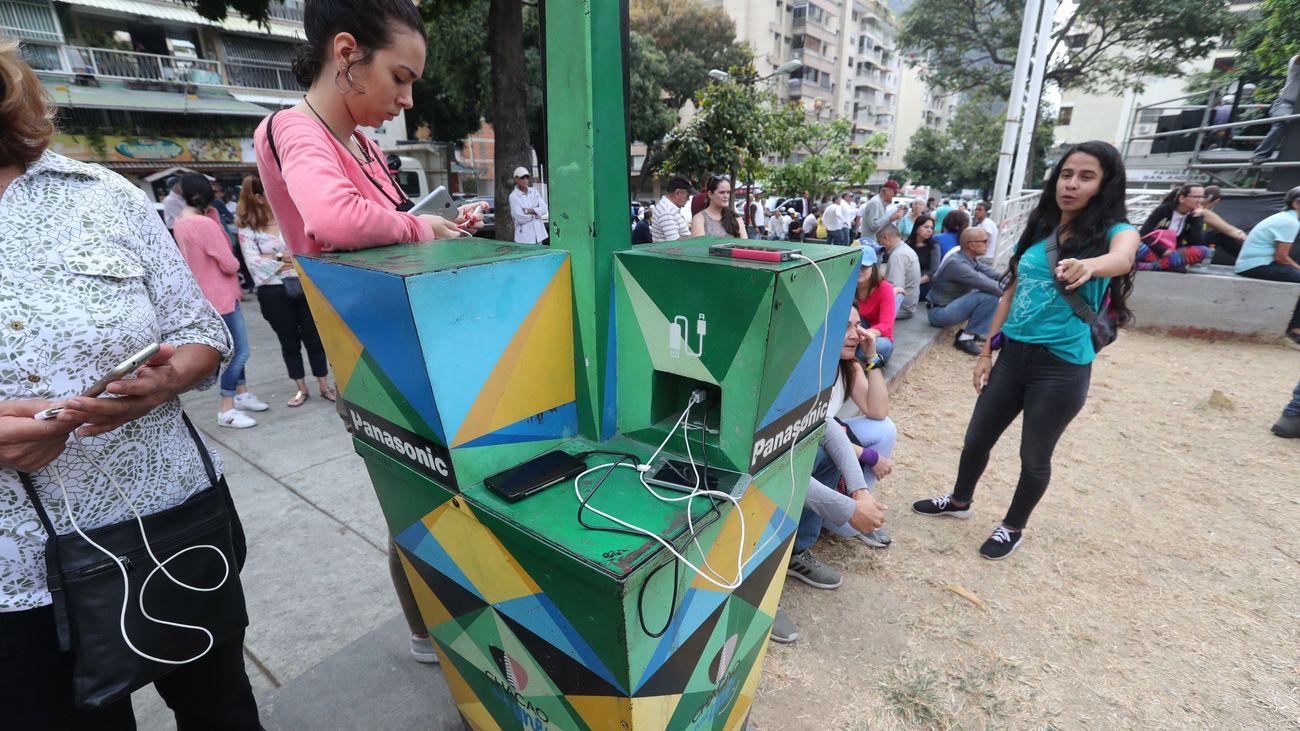 El Gobierno venezolano acusa del apagón a un "ataque" orquestado por Guaidó y EEUU