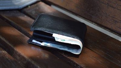 Una vecina de Alcorcón devuelve una cartera que había encontrado con 602€