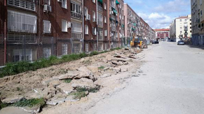 Asfaltan un callejón en el distrito Ventas tras 70 años de espera