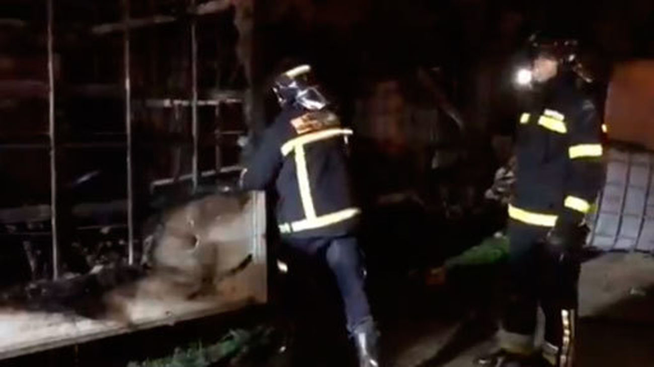 Catorce intoxicados leves en un incendio en zona de chabolas de Navalcarnero