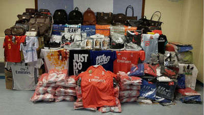 Intervenidos 1.825 artículos falsos que guardaban los 'manteros' de Gran Vía y Sol