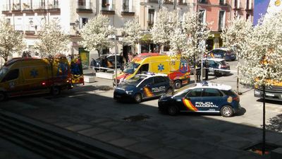 Detenido por clavar una botella a otro mientras orinaba para robarle el móvil en una plaza de Lavapiés