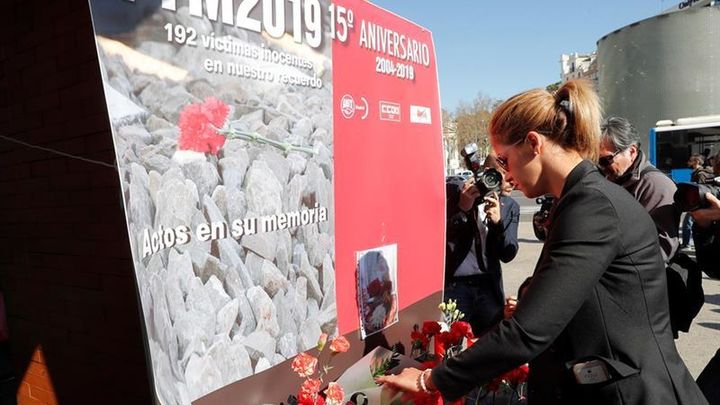 Una familiar de una víctima de 11M, durante la ofrenda floral en el homenaje que se ha rendido este lunes en la estación de Atocha, donde explosionó uno de los trenes. / EFE