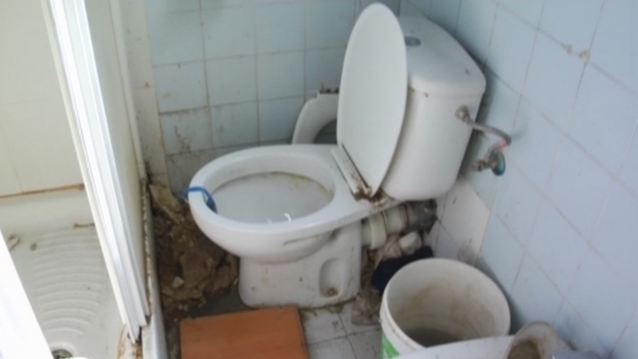 Edificio en ruinas por culpa de un piso okupado en Alcorcón