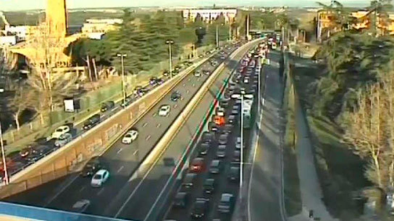 Retenciones de tráfico tras un accidente en la A-6