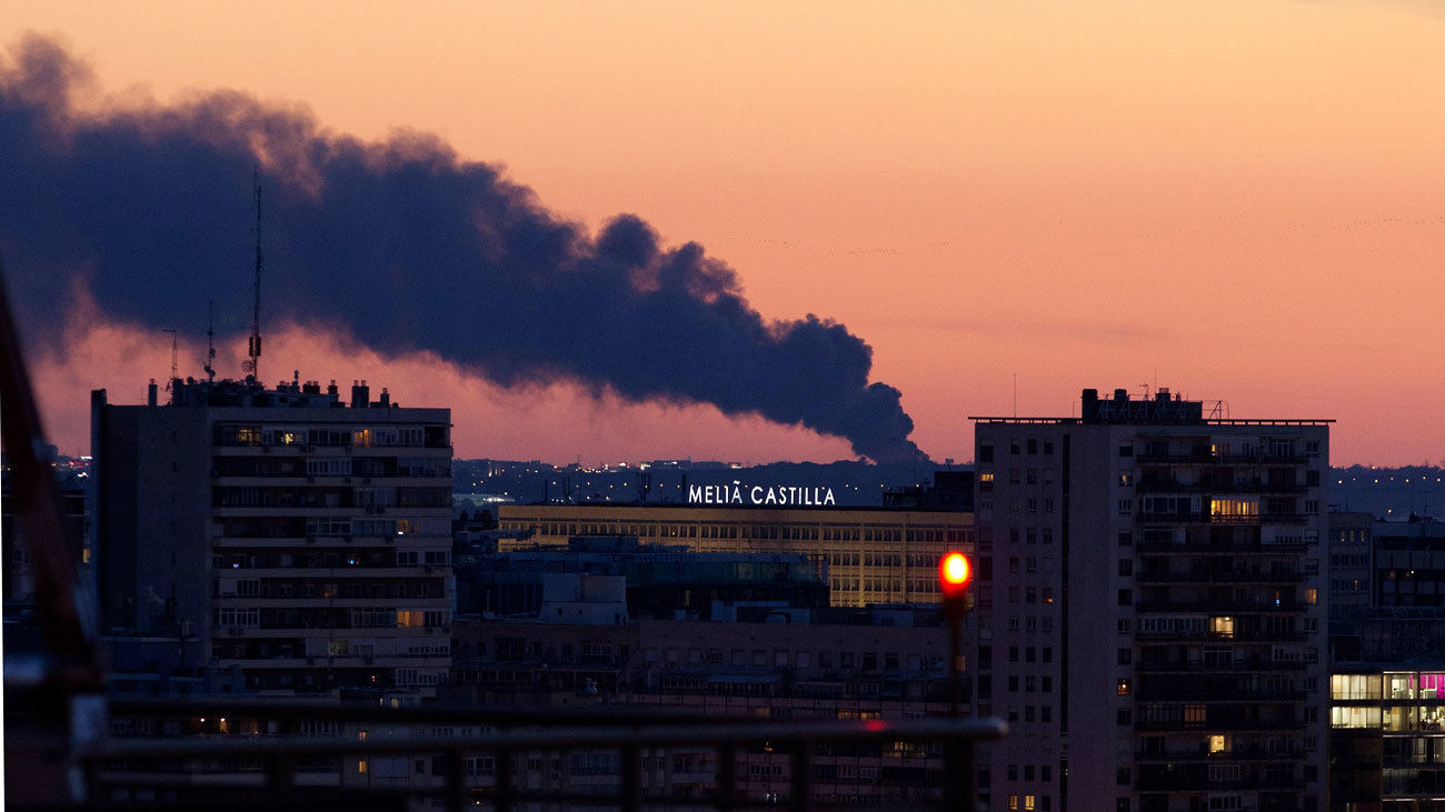 Gran humareda en Alcorcón por un incendio en una nave de plásticos