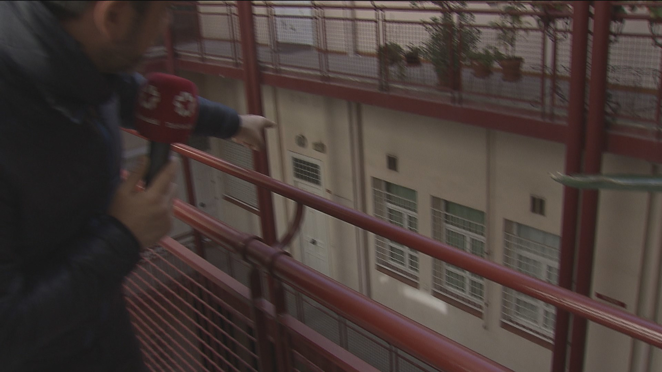 El miedo de vivir junto a una vivienda pública convertida en 'narcopiso' en Embajadores