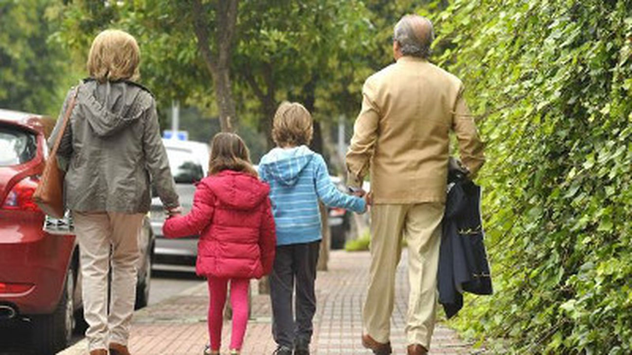 Una familia madrileña pasea por la calle