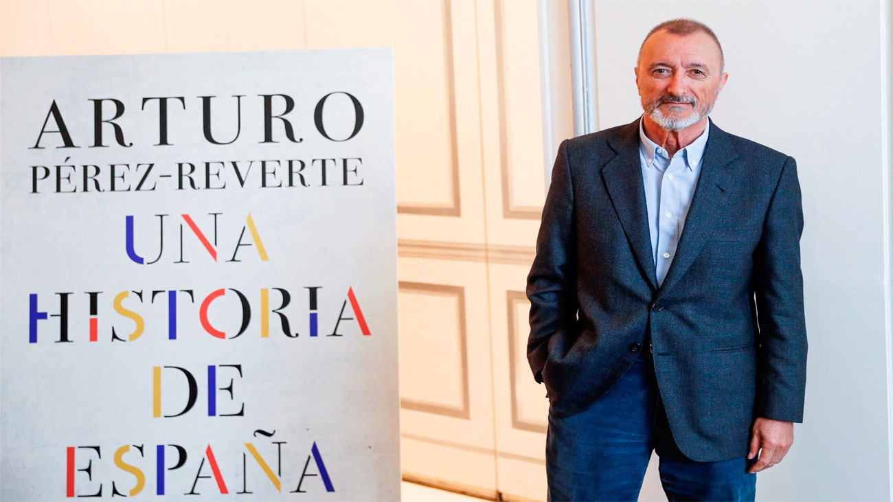 Pérez-Reverte reparte a diestra y siniestra con 'Una Historia de España'