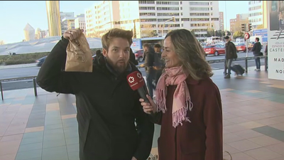 Panes gratis para los madrileños a primera hora de la mañana en Plaza de Castilla