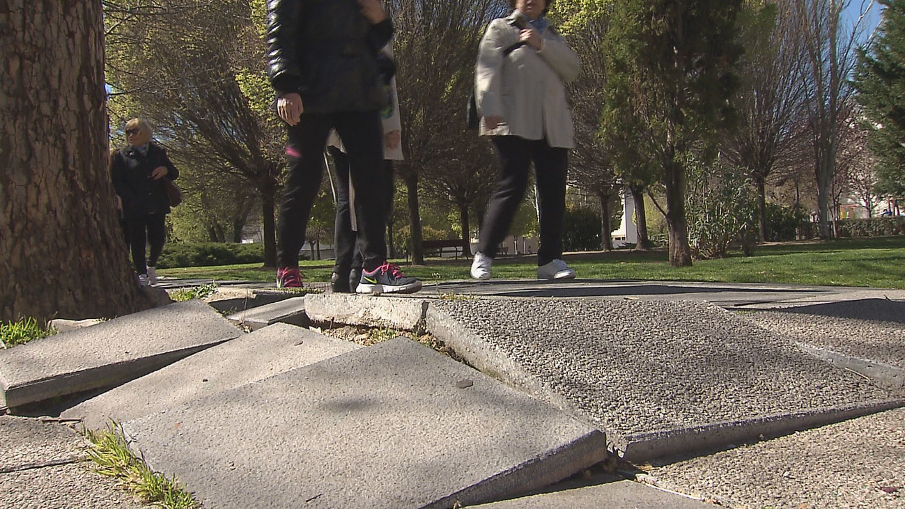 Se disparan las quejas por el mal estado de aceras y calzadas en Madrid