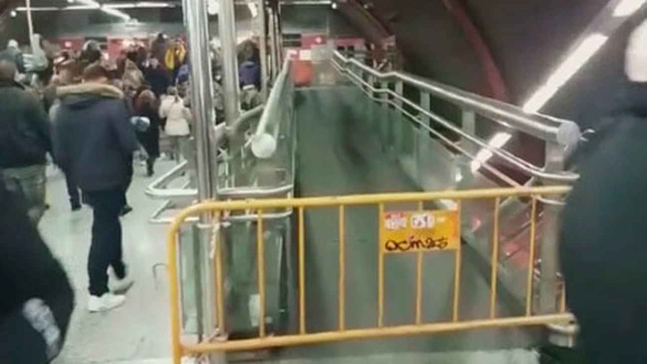 Quejas de los viajeros por el cierre hace un año de una rampa en el Cercanías de Sol