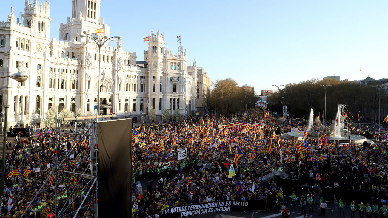 Miles de personas marchan en Madrid contra el "juicio farsa" del 'procés'