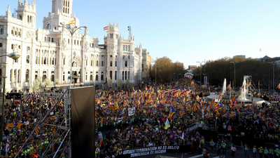 Miles de personas marchan en Madrid contra el "juicio farsa" del 'procés'