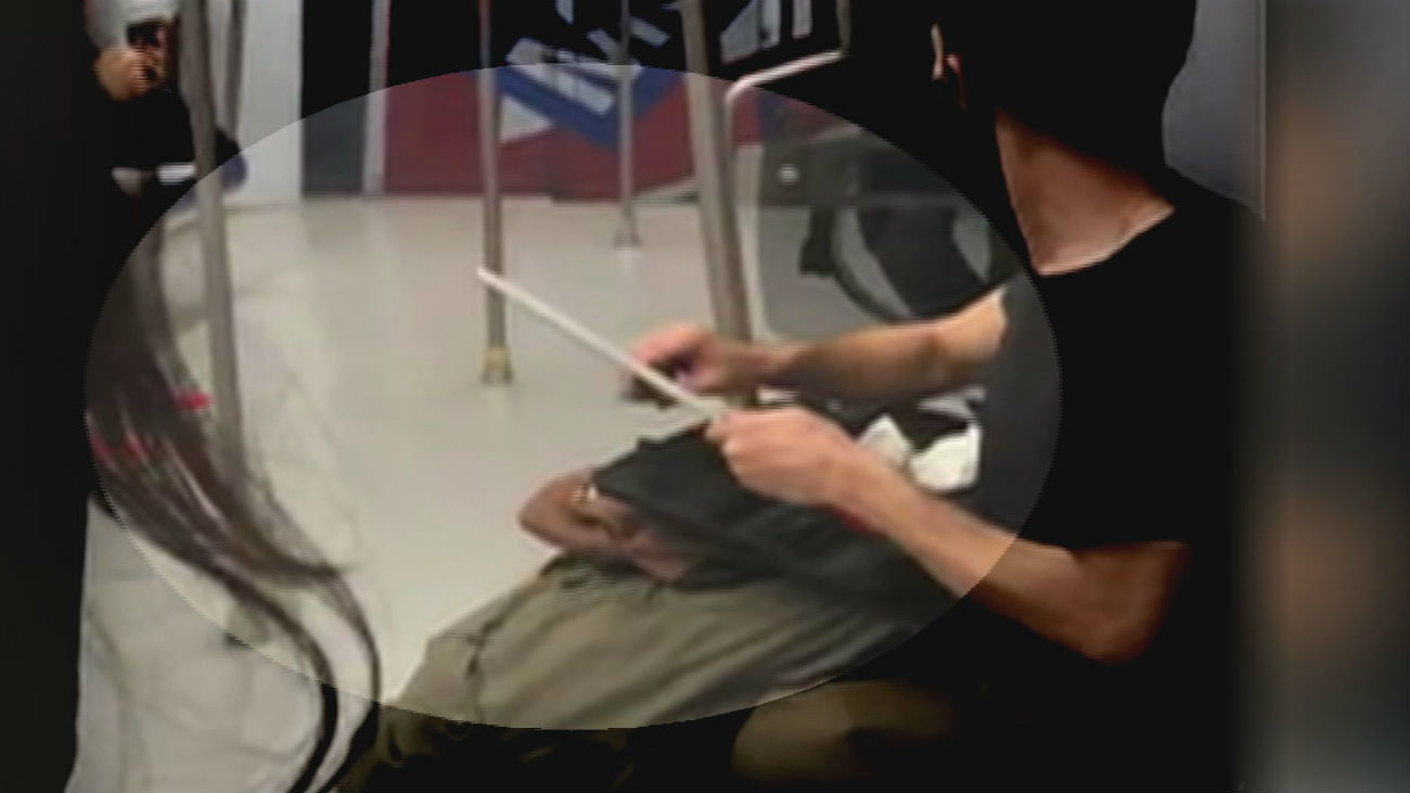 Graban a un hombre afilando un cuchillo en la línea 10 de metro