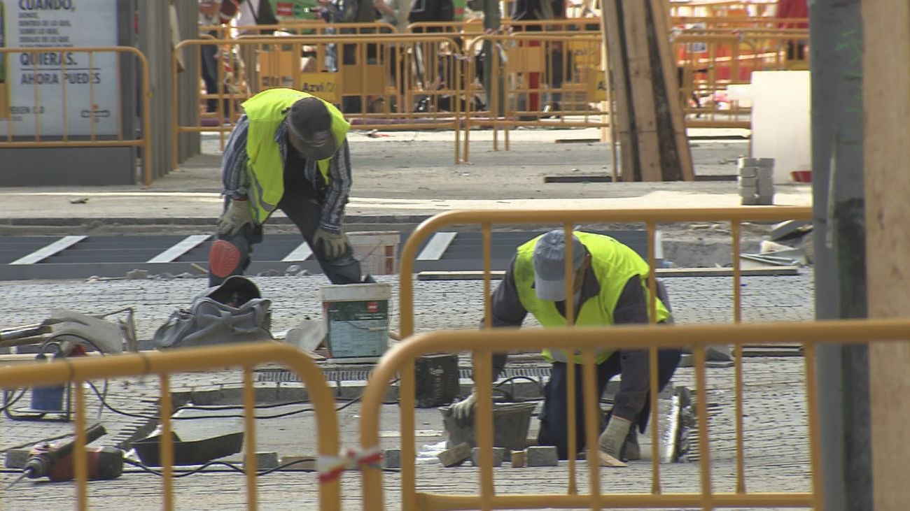 Varios obreros, en una obra de pavimento en Madrid
