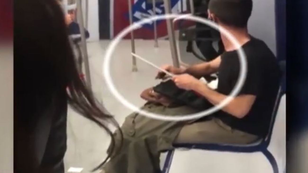 Un hombre afila un cuchillo mientras viaja por la línea 10 de Metro de Madrid