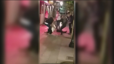 Un hombre agrede a las personas que se encuentra a su paso en Gijón