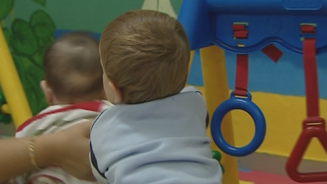 Los sindicatos critican que el cheque-guardería discrimina a familias en paro