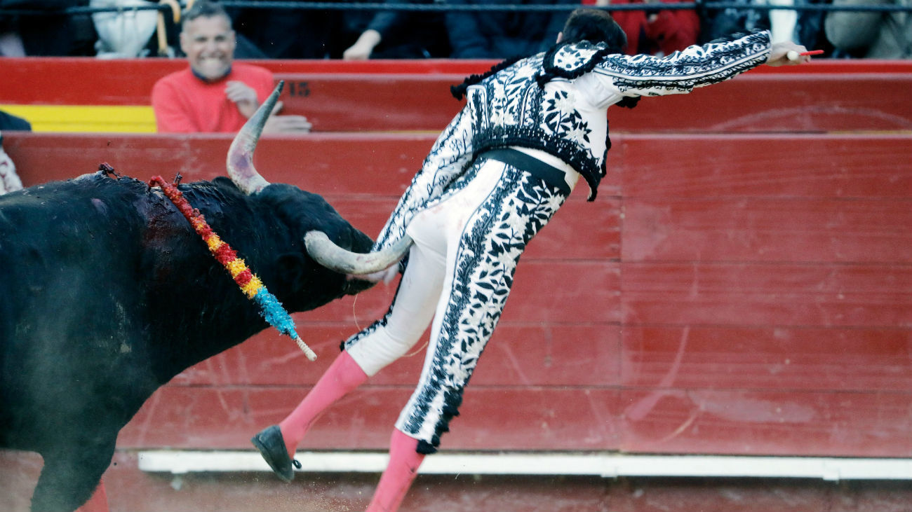 Grave cogida y lesión de Enrique Ponce en la Feria de Fallas