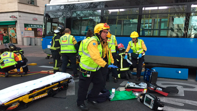 Una joven queda atrapada bajo un autobús de la EMT en Príncipe de Vergara
