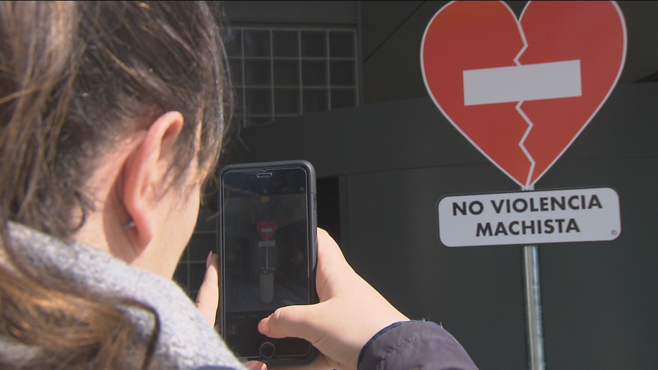 Fuenlabrada instala señales de tráfico contra la violencia machista