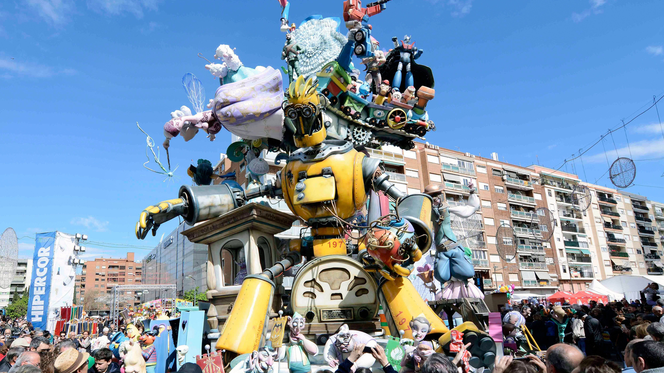 Valencia cierra sus Fallas con la quema de más de 700 monumentos