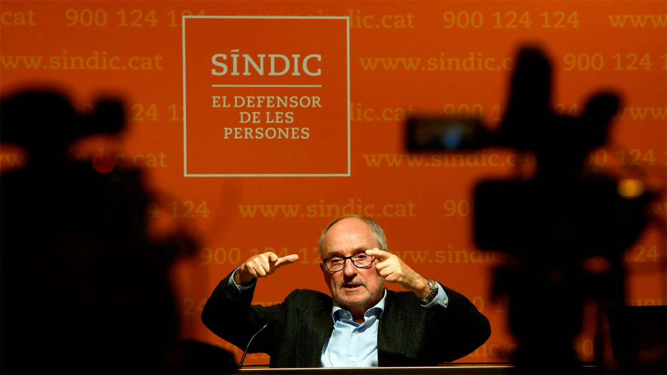 El 'Síndic' recomienda a Torra retirar los lazos durante el periodo electoral