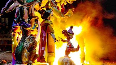 El fuego arrasa unas Fallas marcadas por las elecciones, el feminismo y el incivismo