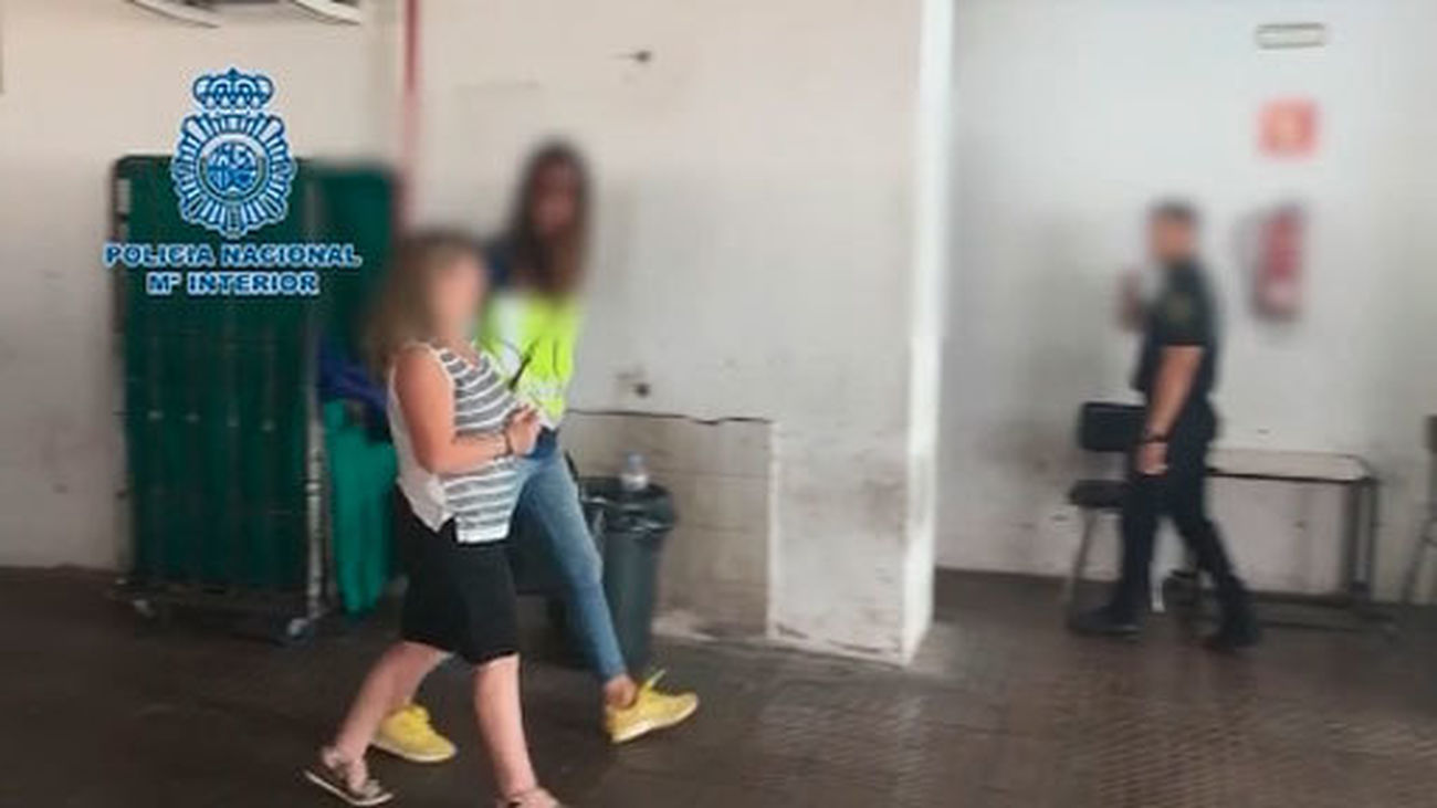 La Policía se lleva a la mujer detenida en Gran Canaria por estrangular y quemar a un indigente