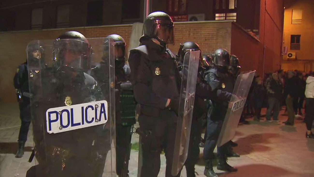 Despliegue y cargas de antidisturbios ante la tensión vecinal en El Pozo