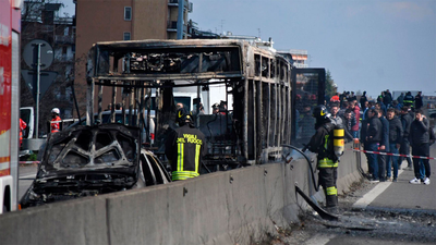 Un conductor prende fuego a un autobús escolar en Italia por la muerte de migrantes