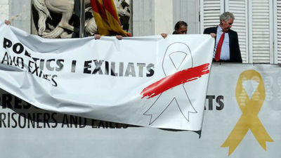 Torra sustituye los lazos amarillos por otros blancos