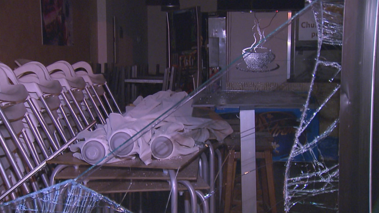 Detenido tras atacar un bar en el barrio del Pilar con la tapa de una alcantarilla