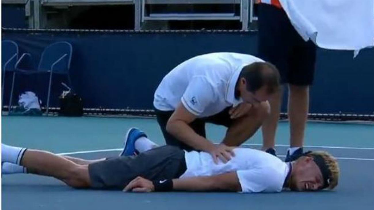El tenista español Nicola Kuhn se desploma en pleno partido