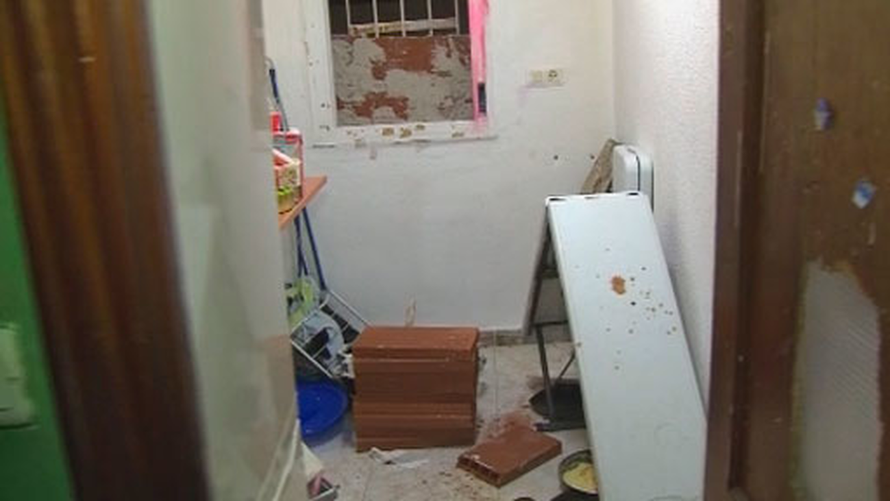 Así queda un 'narcopiso' tras 7 años 'okupado' por drogadictos en San Blas