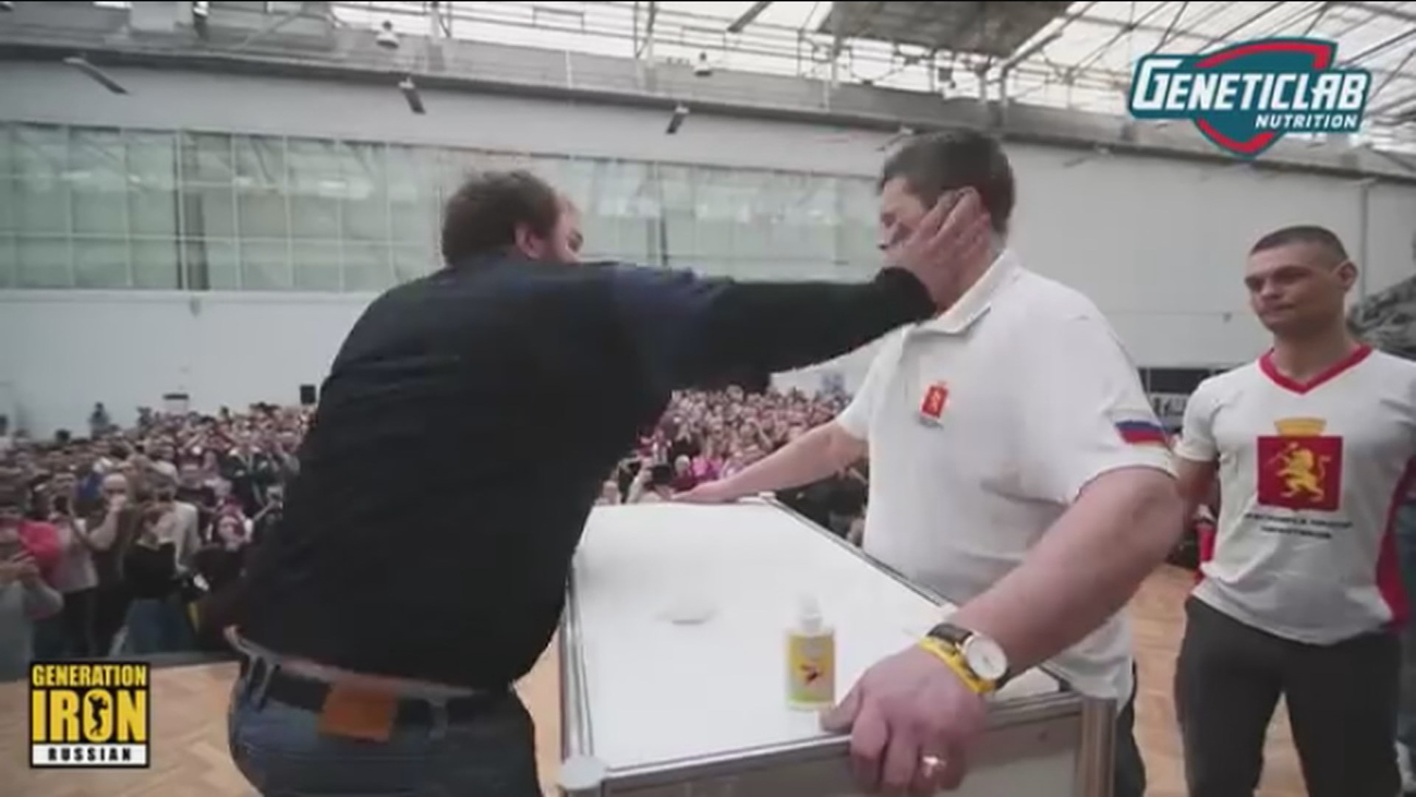 Un joven de 170 kg gana a tortazo limpio el campeonato de bofetadas en Rusia